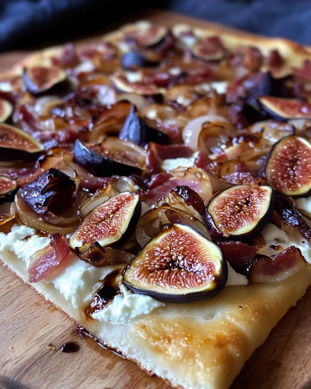 Feigen-Bacon-Pizza mit karamellisierten Zwiebeln und Balsamico