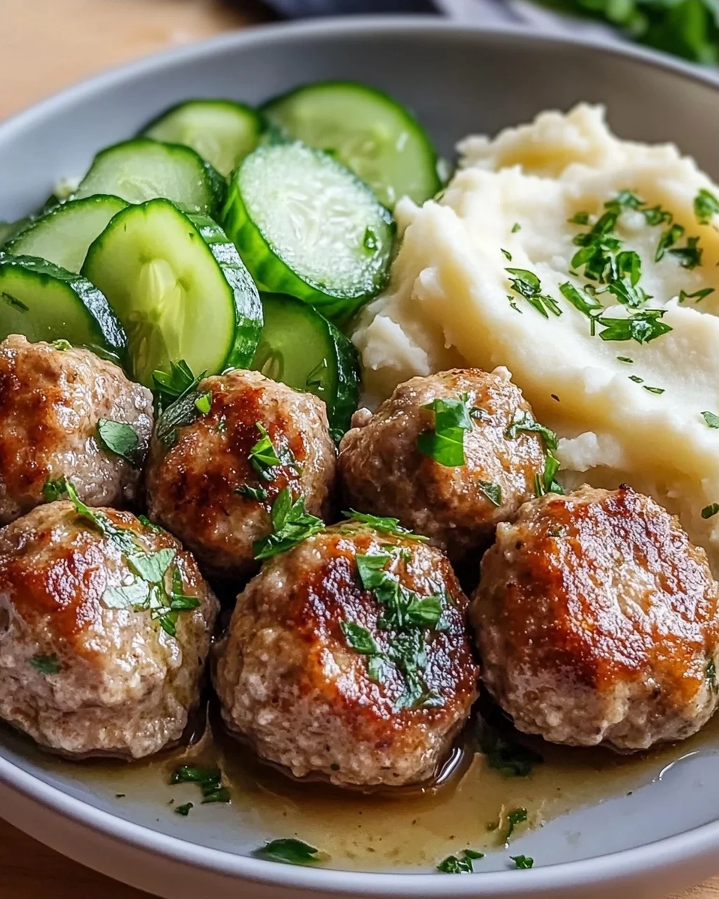 Fleischbällchen mit Gurkensalat und Kartoffelstampf