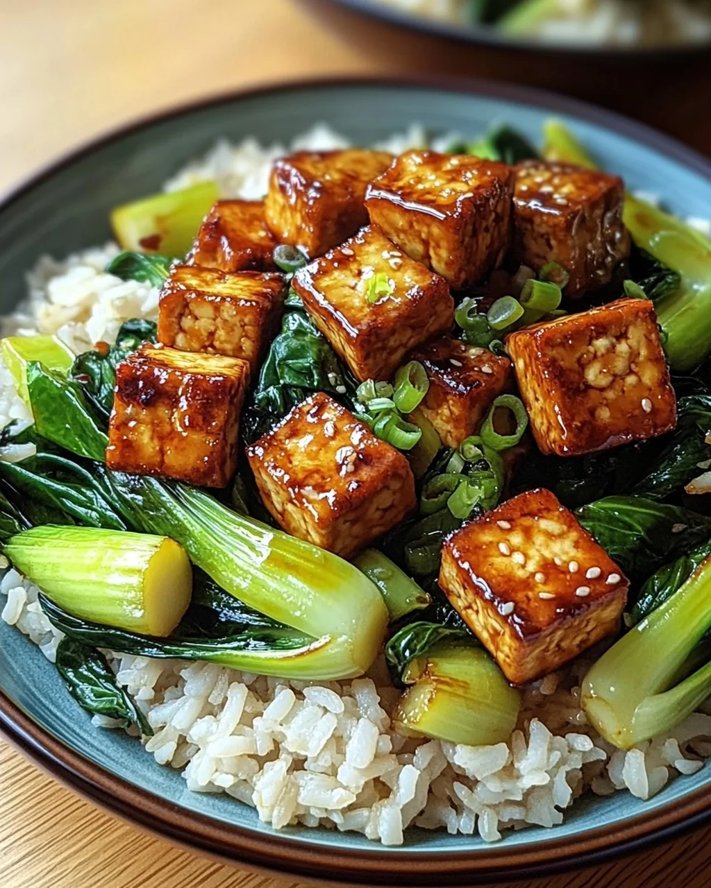 Gebratener Pak Choi mit knusprigem Tofu und Reis