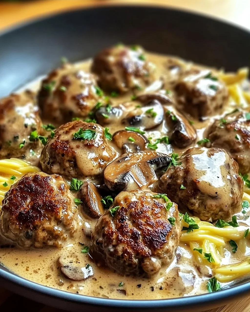 Hackbällchen in Champignon-Rahmsoße