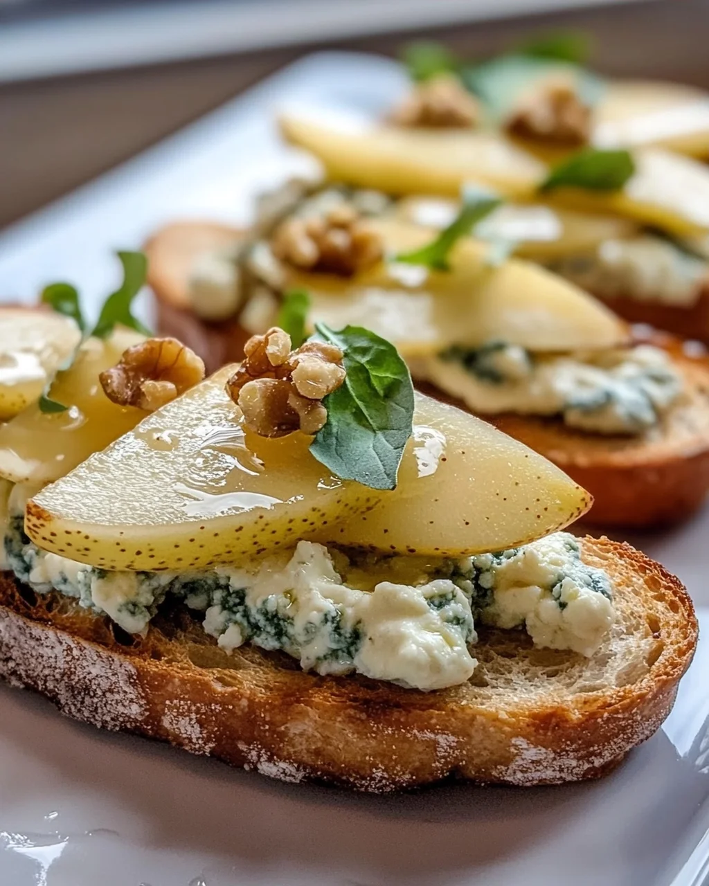 Köstliche Gorgonzola Birnen Bruschetta auf Baguette Rezept