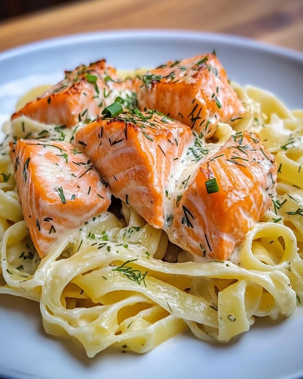 Pasta mit Lachs und Sahnesoße