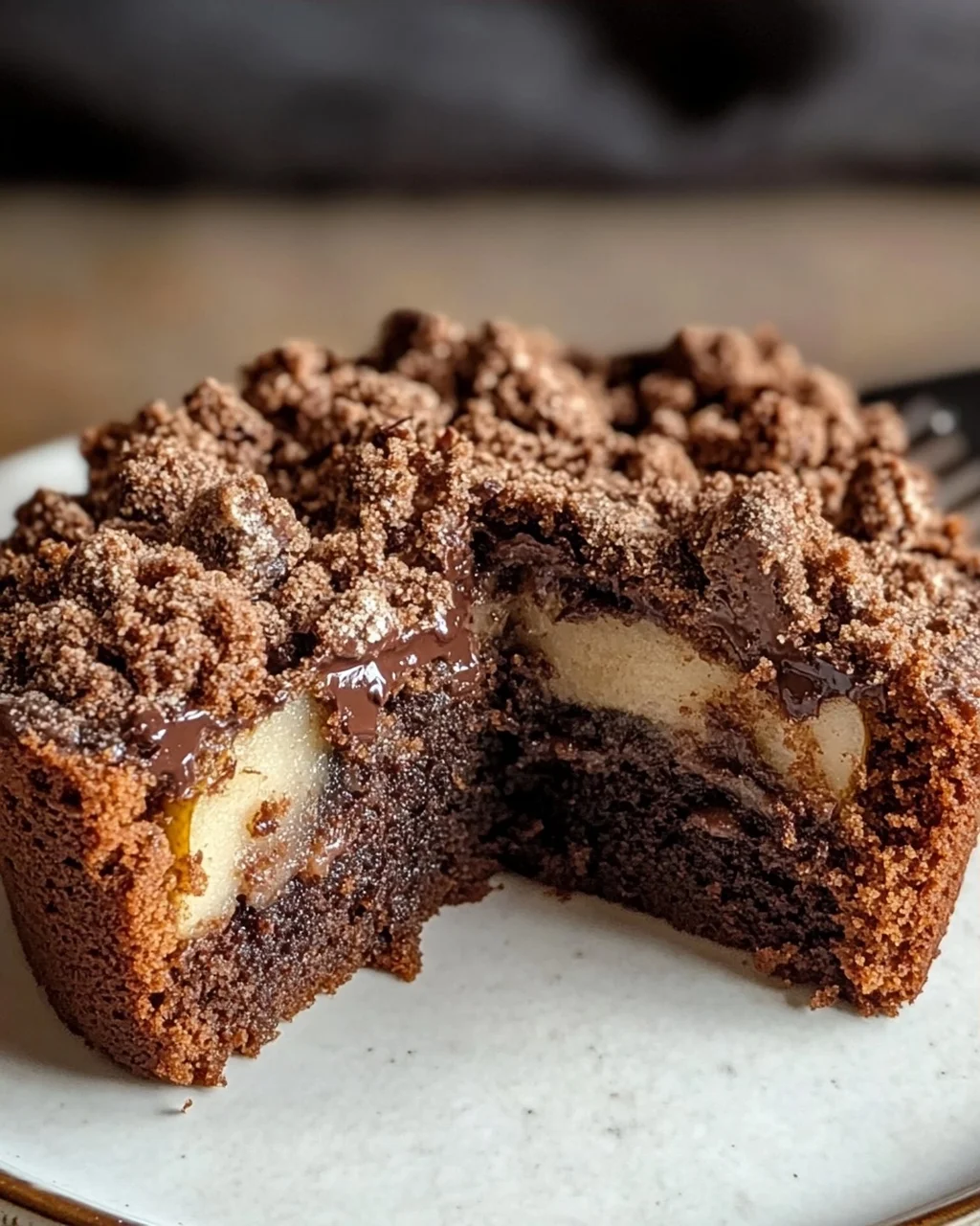 Saftiger Schokoladen-Birnenkuchen mit Schoko-Streuseln